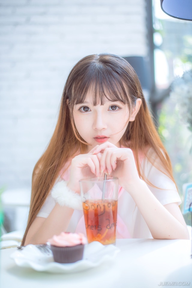 两名亲卫不约而同的看向刘璝，刘璝面色难看，正在盘桓，庞统却对这名武将隐晦的使了一个眼色，那武将目光一厉，拔剑而起，在两名亲卫愕然的目光中，刷刷两剑，将两名亲卫斩杀在地。
